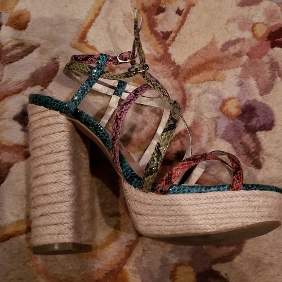 Cute strappy heels - Picture 2 of 4